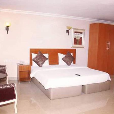 Room In Lodge - Choice Suites 111 Formerly Crown Cottage Hotel Ikeja Exterior photo