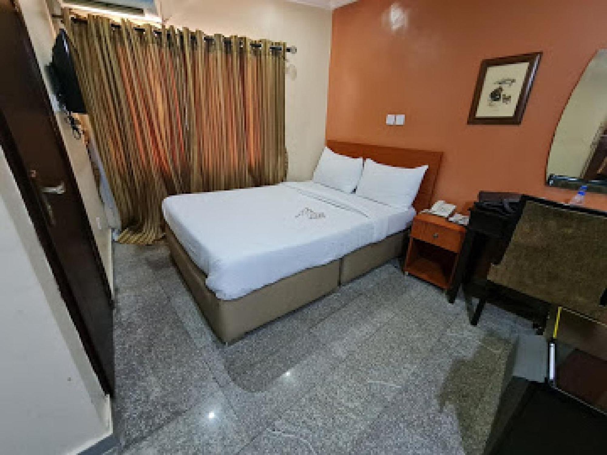 Room In Lodge - Choice Suites 111 Formerly Crown Cottage Hotel Ikeja Exterior photo
